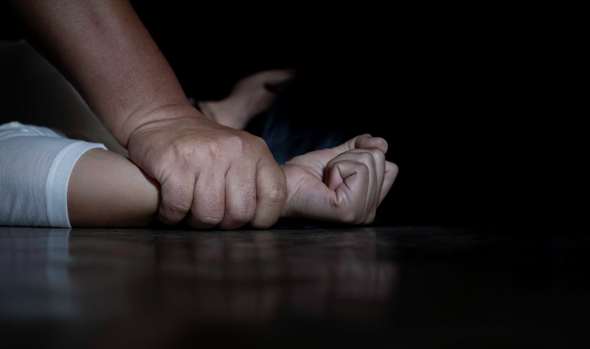 насилуют девочку