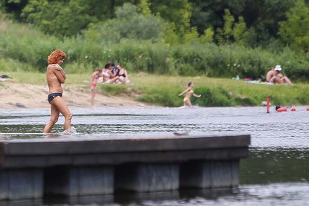 Vilnietės į vandenį brenda ir be liemenėlės