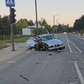 Paryčiais Kaune – galingas BMW smūgis į stulpą
