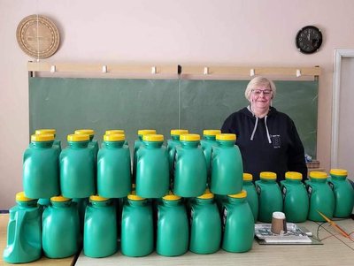 Jašiūnų atliekų surinkimo aikštelėje dirbanti operatorė Kristina maloniai sutiko atvykti ir bendruomenei papasakoti apie rūšiavimo svarbą bei išdalino talpyklas