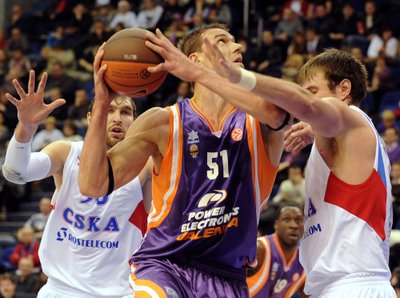 Robertas Javtokas ("Valencia"), Dmitrijus Sokolovas ir Matjažas Smodišas (CSKA) 