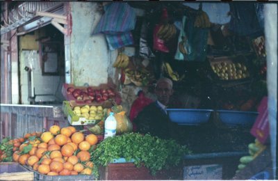 Nors turguje daug plastesnės galimybės nusipirkti šviežių vaisių, afrikiečiai perka tik tiek, kiek suvalgys tą dieną 