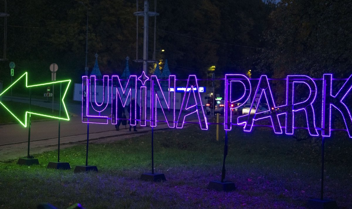 Vilniaus Kalnų parke atvertas meninių šviesų ir instaliacijų parkas „Lumina“