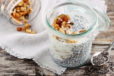 Granola su chia pudingu