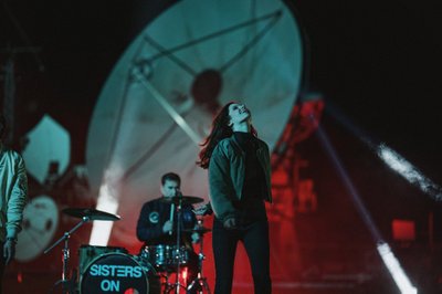 „Sisters On Wire“