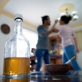 Alkoholiu aplaistyta „meilė“ apkarto: dar kartą sumušta moteris supyko