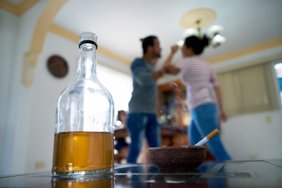 Alkoholiu aplaistyta „meilė“ apkarto: dar kartą sumušta moteris supyko