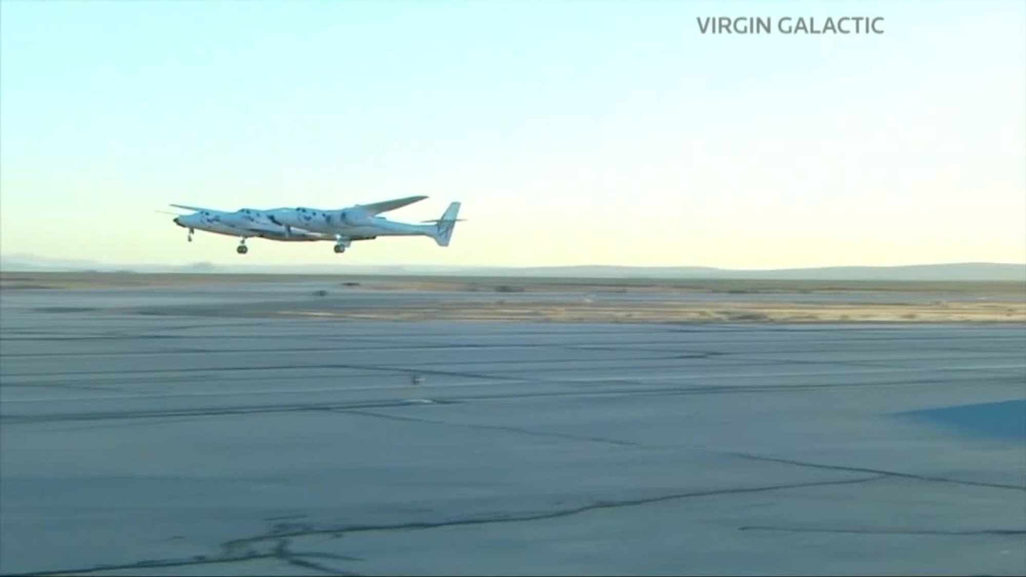 „Virgin Galactic“ kosminio turizmo erdvėlaivis pakilo iki kosmoso ribos ...