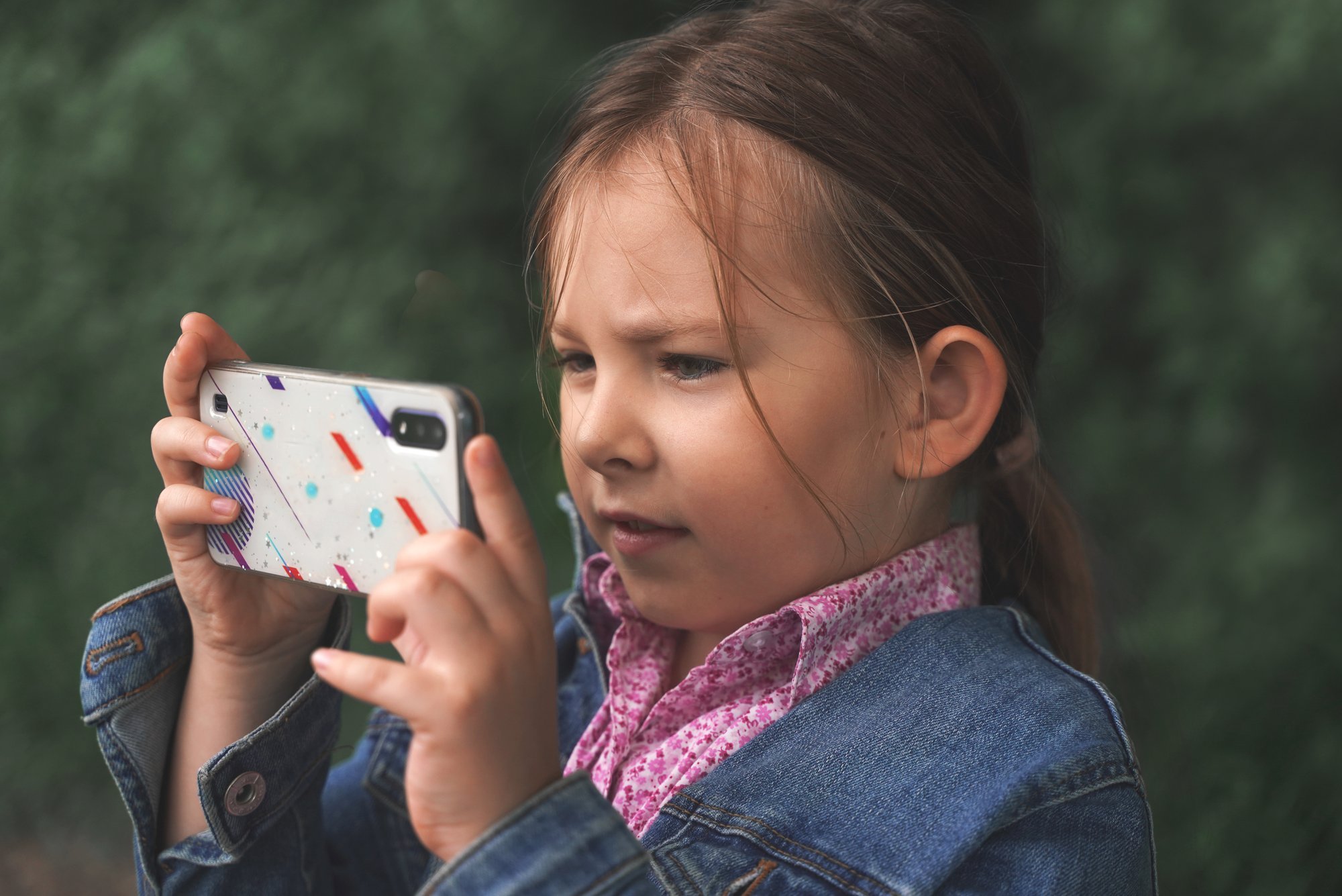 When should a child get their first phone? Specialists advise on one key factor