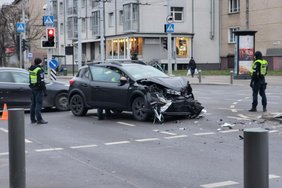 Vilniuje per avariją nukentėjo vyras, sudaužyti  automobiliai užblokavo kelią 