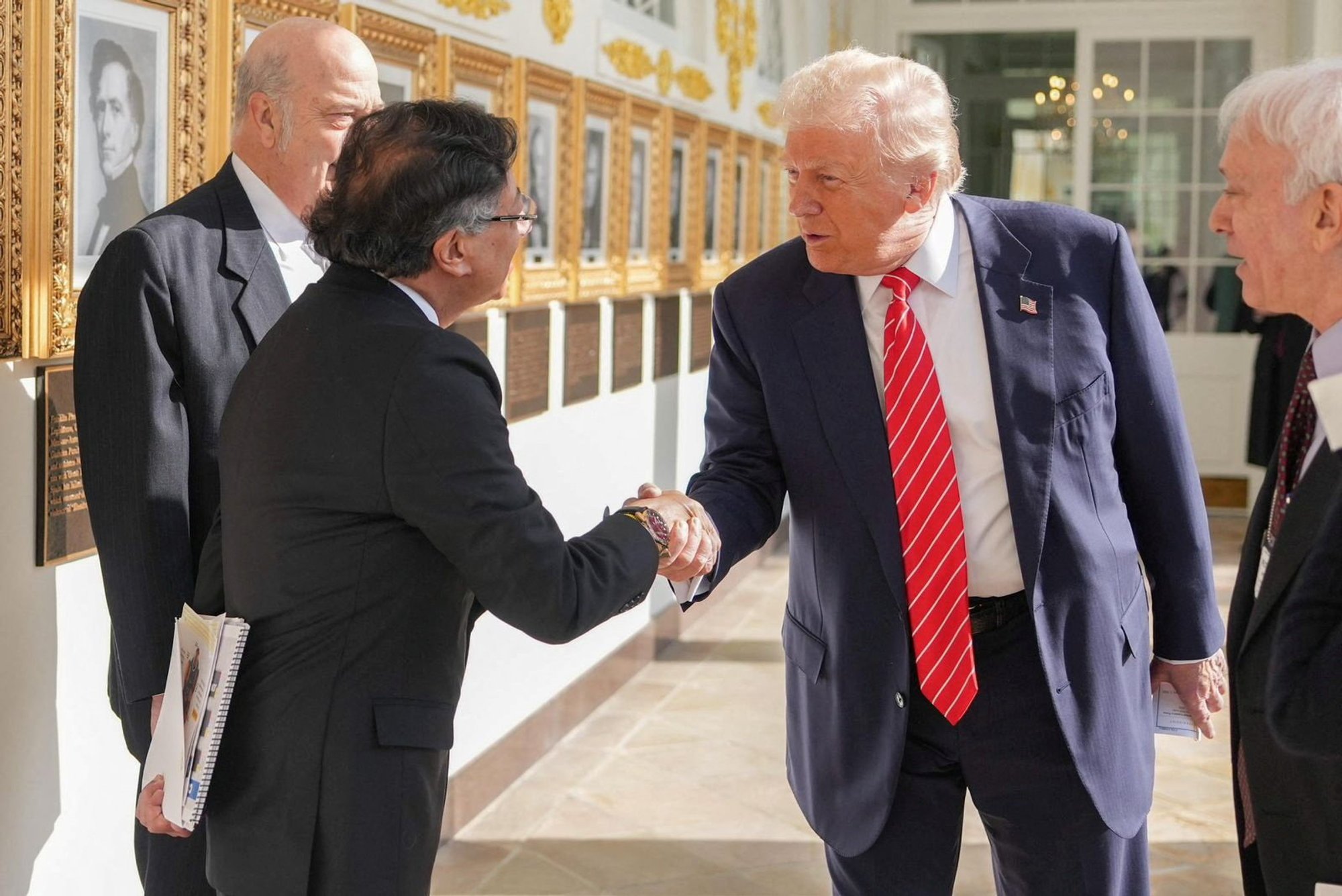Trumpo kritiko vizitas Baltuosiuose rūmuose pasisuko įdomia linkme - Delfi