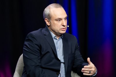 Arūnas Vizickas: „Ginklą jis buvo nukreipęs į mane, iš pradžių net į mane taikėsi, bet prieš šūvį pistoletą nuleisdavo ir šaudė šalia mano kojų į trinkeles.“