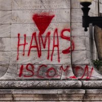 Harris pasmerkė JAV vėliavos deginimą per protestą prieš Netanyahu