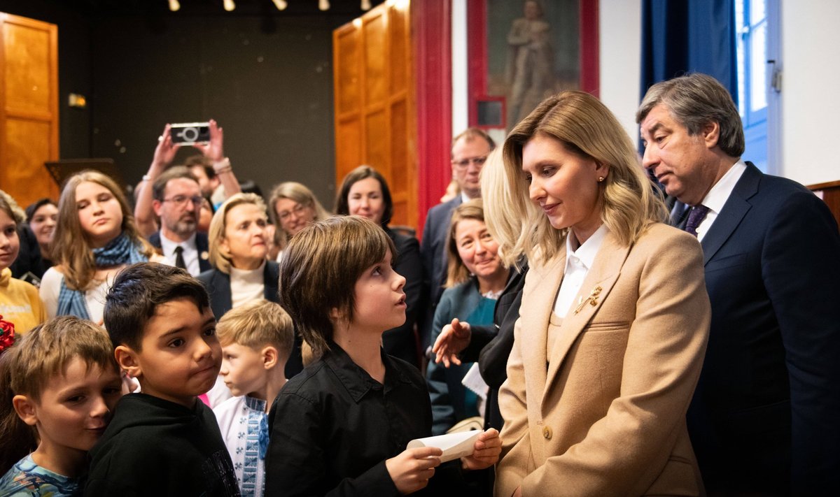 Ukrainos prezidento žmona ir pirmoji ponia Olena Zelenska ketvirtadienį lankosi vienoje iš Paryžiaus mokyklų ir kalbasi su ukrainiečių vaikais. 2023 m. lapkričio 9 d.