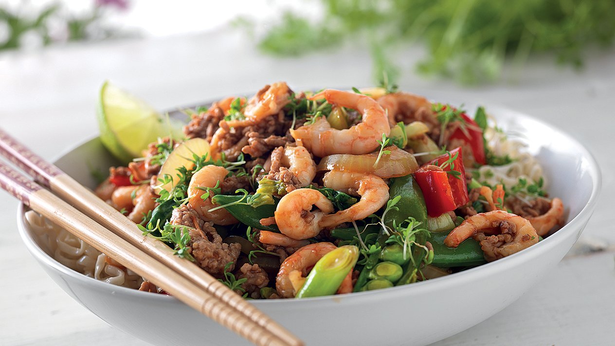 „Wok“ makaronai su krevetėmis ir žaliąja citrina