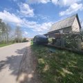 Загадочная авария в Вильнюсском районе: Tesla врезалась в забор 