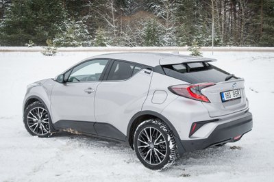 „Toyota C-HR“ galinių durelių langai – mažulyčiai. Bet automobilio dizainas išties įspūdingas.