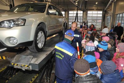 Vaikai Avižienių techninės apžiūros stotyje