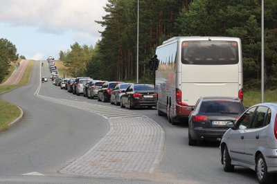 Eilėje į keltą – eismo taisykles pažeidžiantys motociklininkai ir vietiniai „gudruoliai“