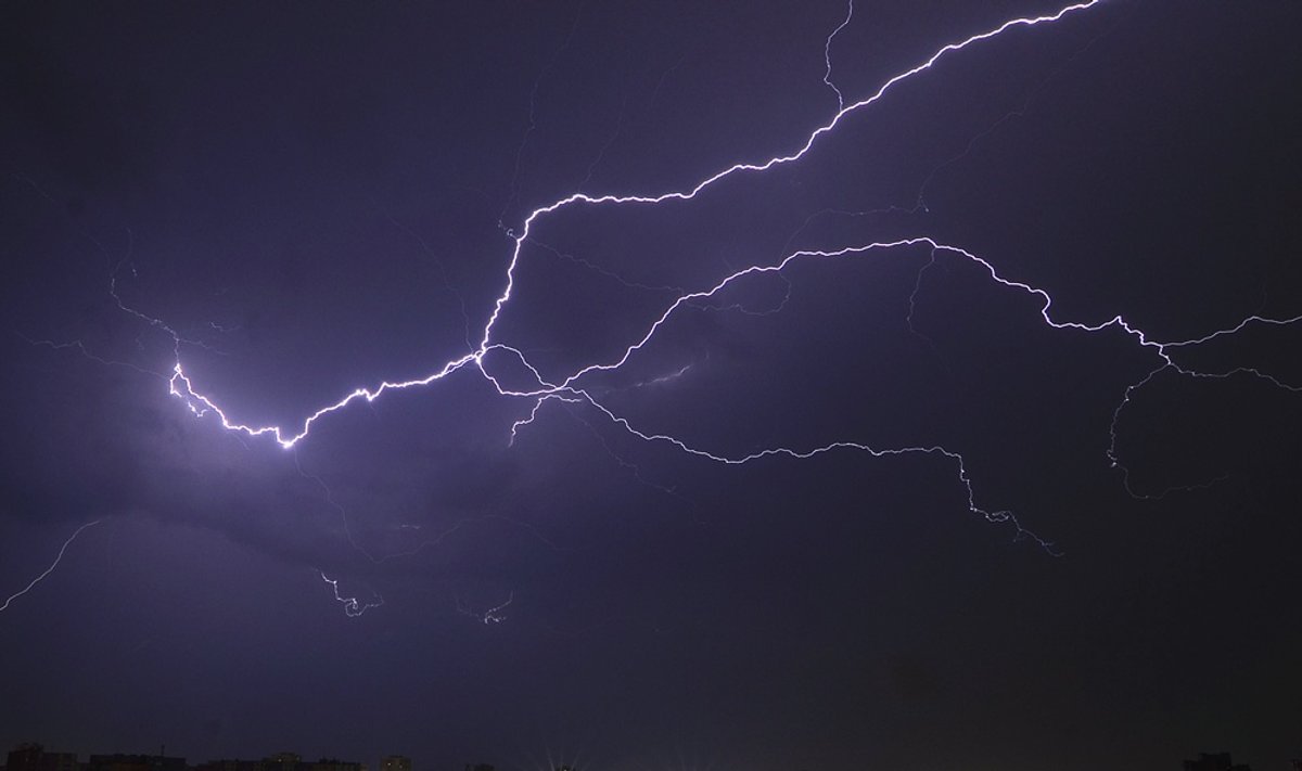 Naktį į Lietuvos banką trenkė žaibas, yra nuostolių - Delfi verslas