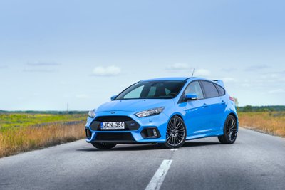 „Focus RS“ primena ralio varžyboms paruoštą bolidą. Važiuoja irgi panašiai.