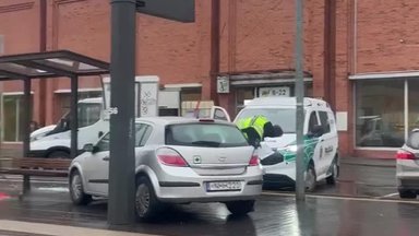 Kaune „Opel“ taranavo stotelę, nukentėjo viešojo transporto laukusi moteris