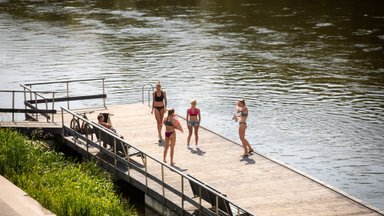 Savaitgalis Lietuvoje ir toliau lepins vasariška šiluma, tačiau jau numatomos ir permainos