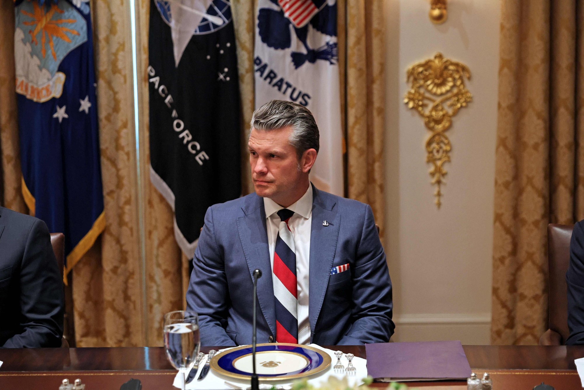 La cravate de Hegseth a provoqué une tempête lors de la rencontre Trump-Zelensky