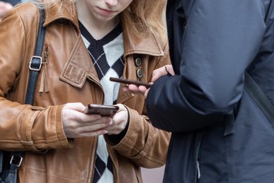 Mobilieji telefonai paauglių rankose