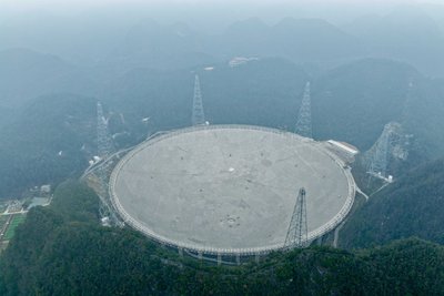 Milžiniškas radijo teleskopas FAST pietrytinėje Kinijos Guižou provincijoje.