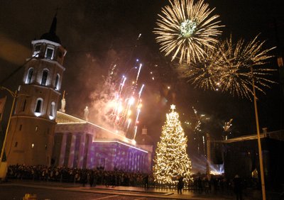 Vilnius, 2003 m. lapkričio 30 d. (ELTA). Vilniaus Katedros aikštėje buvo įžiebta kalėdinė eglė. Sauliaus Venckaus (ELTA) nuotr.