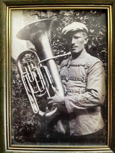 Keliaujančio cirko „Karado“ orkestro muzikantas Augustinas Staškus maždaug 1935 m.