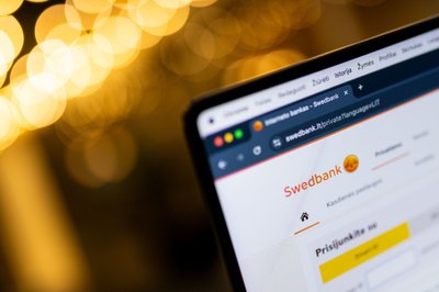 Nelaukdama tyrimo baigties moteris savo iniciatyva kreipėsi į „Swedbank“ ir paprašė atšaukti pavedimą.