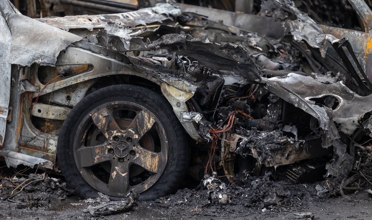 Lentvaryje ankstų rytą degė penki automobiliai