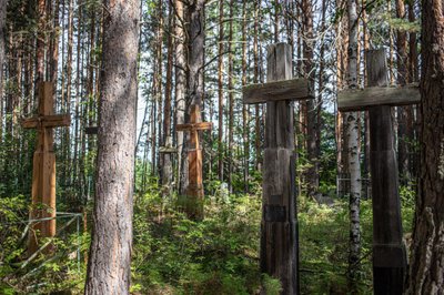 На кладбище в посёлке Центральный Хазан остались десятки деревянных литовских крестов