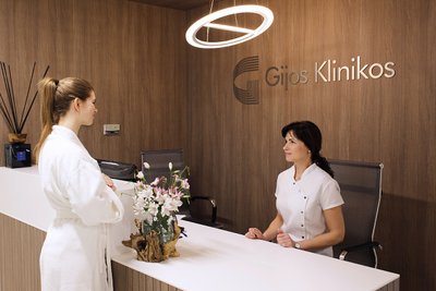 Gijos Klinikų pacientė bendrauja su registratore