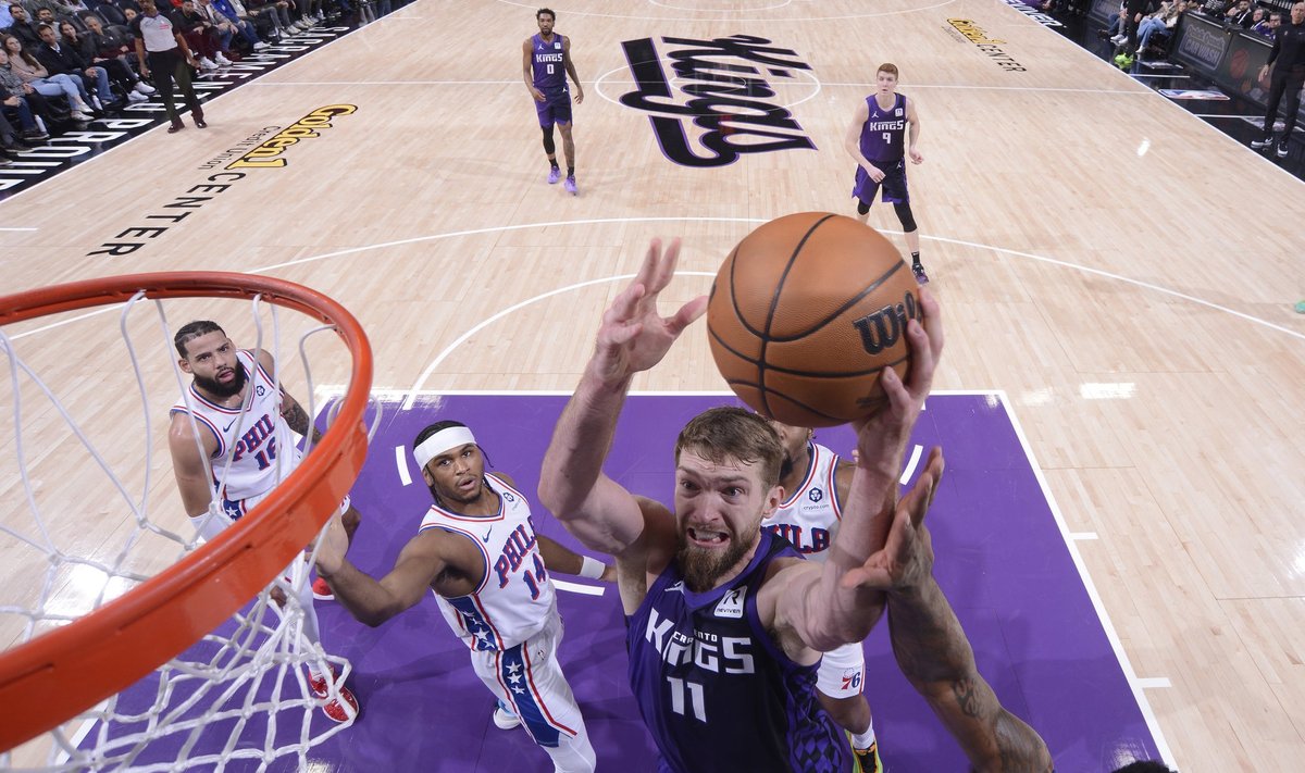 Domantas Sabonis mače prieš „76ers“, 2025 m. sausio 1 d.