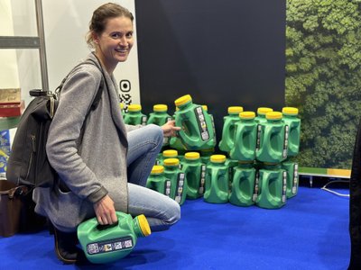 Ugnė rūšiuoti aliejaus atliekas skatina ir tėvus bei uošvius