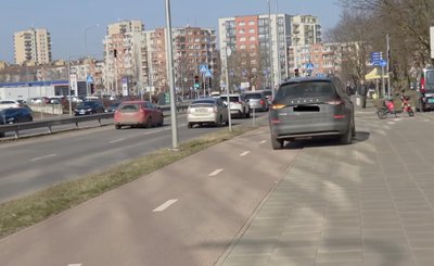 Automobiliai į parkingą važiuoja per šaligatvį