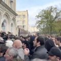 Prieš susitarimą su Rusija protestuojantys Abchazijos gyventojai įsiveržė į parlamentą