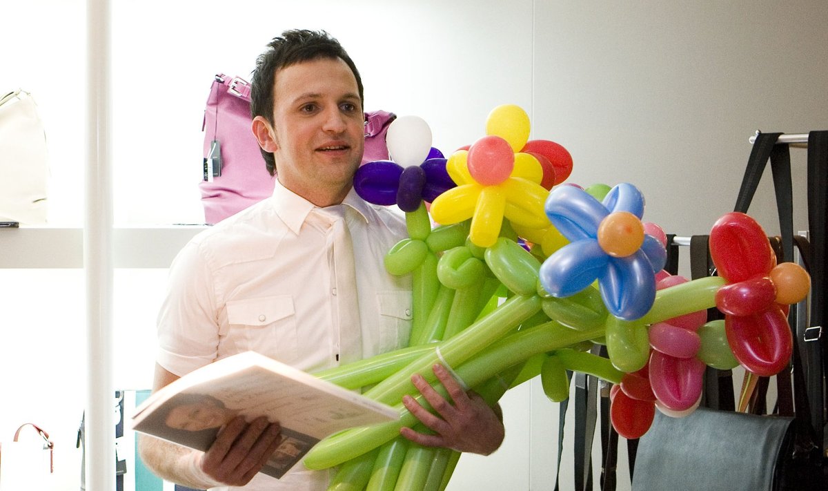 Ekstravagantiškas kirpėjas gimtadienį šventė demonstruodamas firminį ...