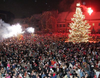 Kaunas, 2004 m. lapkričio 28 d. (ELTA). Kauno Rotušės aikštėje įžiebta eglutė. Aliaus Koroliovo (ELTA) nuotr.