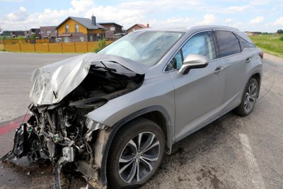 Avarija Kauno rajone: visureigis taranavo mokyklos autobusiuką