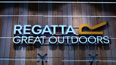 Vartotojas pasipiktino ant parduotuvėje „Regatta Great Outdoors“ įsigytų drabužių pamatytomis rusiškomis etiketėmis