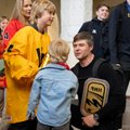 „Didžiuojamės tuo, ką nuveikėme“: į Lietuvą grįžo auksu Taline suspindusi ledo ritulio rinktinė