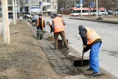 Gatvės, gatvių valymas, šluoti, šluoja, pavasaris, aplinkos tvarkymas, purvas, smėlis, kiemsargiai, darbo birža, darbas