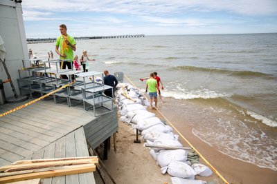 Smėlio maišais bandoma apsaugoti lauko kavinę