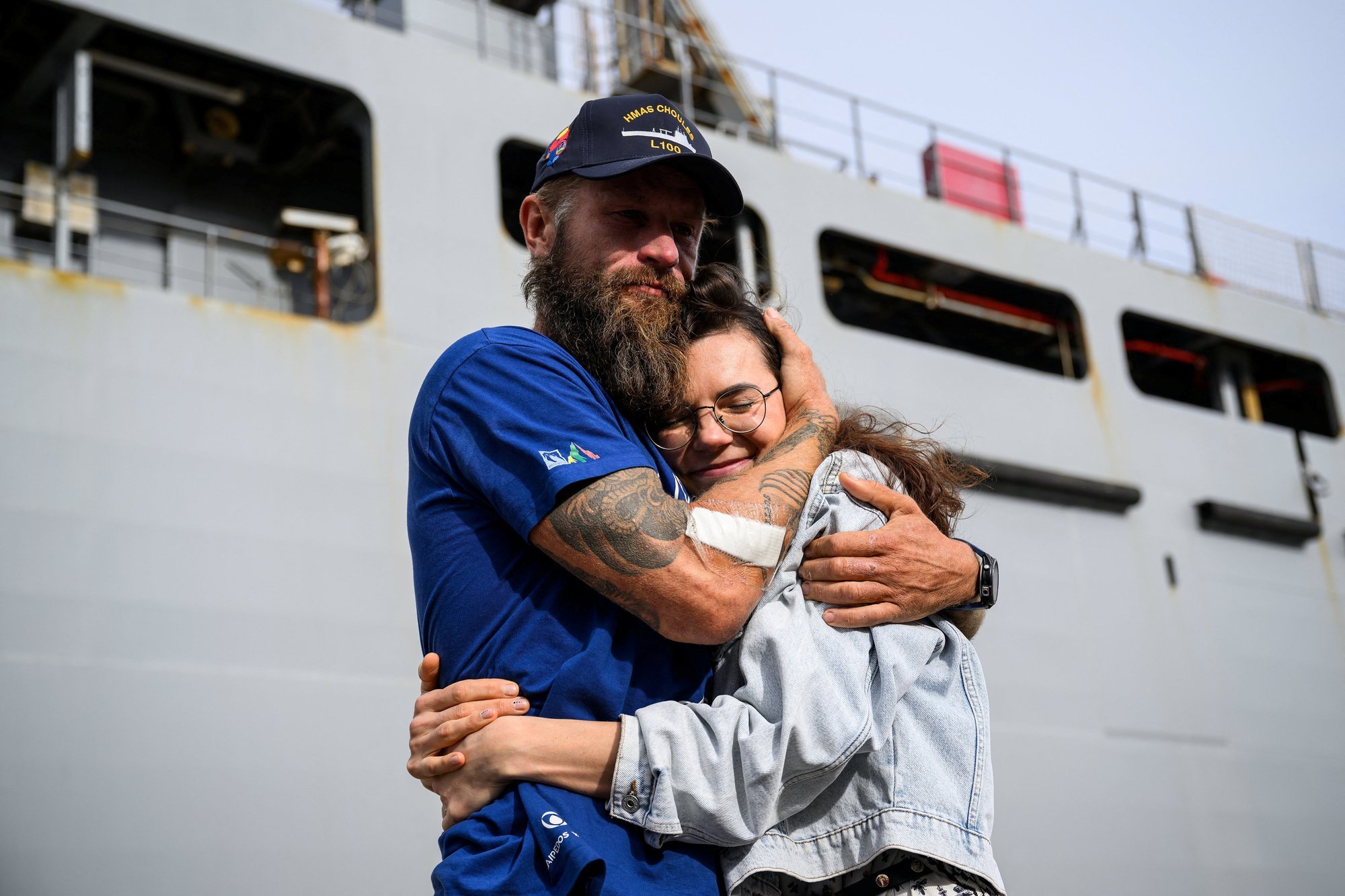 Aurimas Mockus baigė savo kelionę: išlipęs iš Australijos kariuomenės laivo, puolė žmonai į glėbį