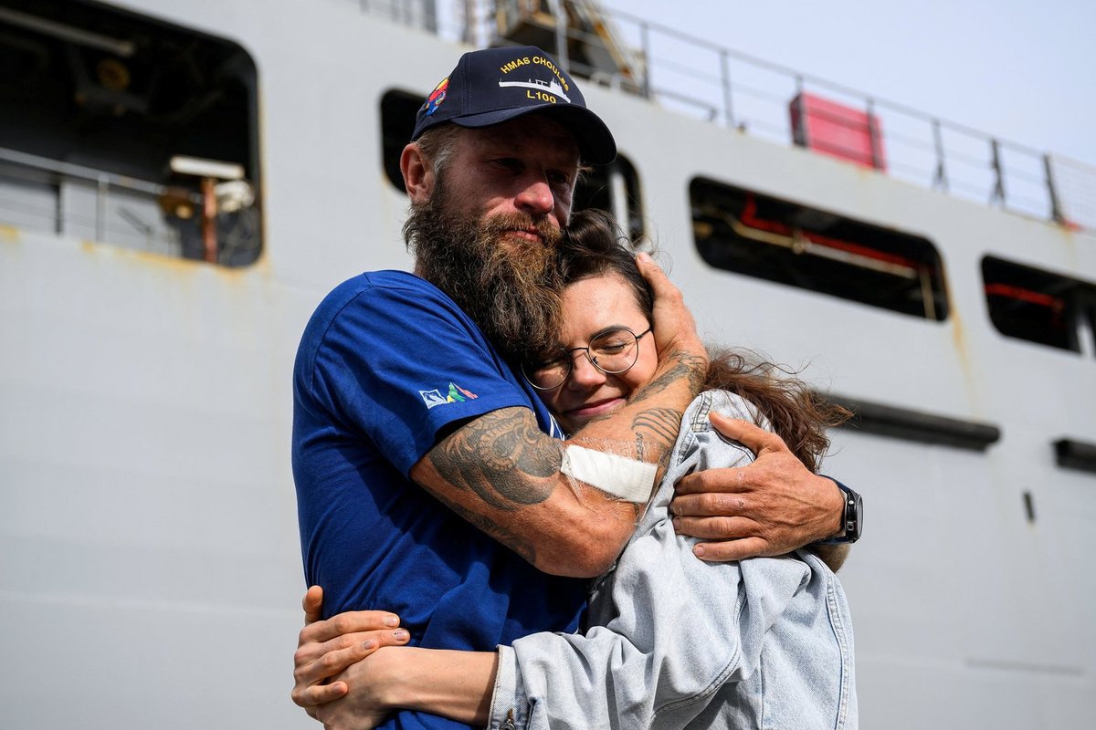 Aurimas Mockus baigė savo kelionę: išlipęs iš Australijos kariuomenės laivo, puolė žmonai į glėbį