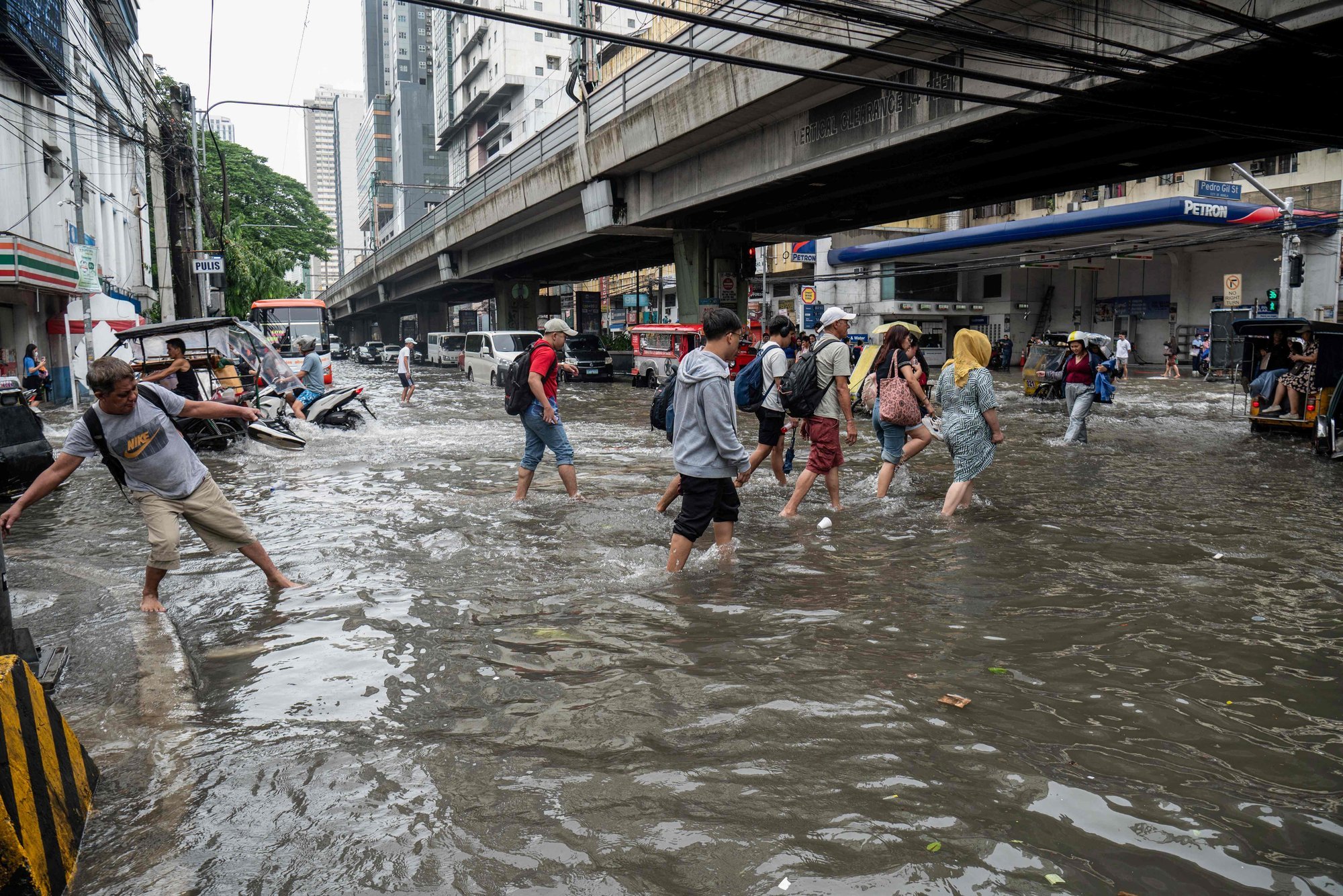 Water up to the waist: 8 people killed in storms in the Philippines